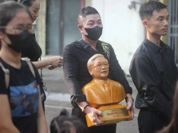 Người dân mang di ảnh, tượng, thơ đến viếng Tổng Bí thư Nguyễn Phú Trọng