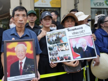 Người dân đứng chờ dọc các tuyến phố tiễn biệt Tổng Bí thư Nguyễn Phú Trọng