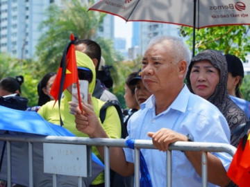 Người dân đội nắng trước Nghĩa trang Mai Dịch chờ tiễn biệt Tổng Bí thư