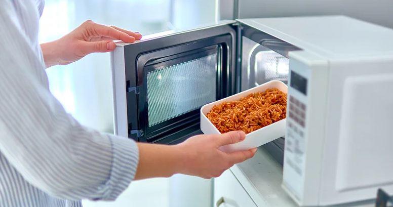 Should you keep the microwave door open or closed after use?