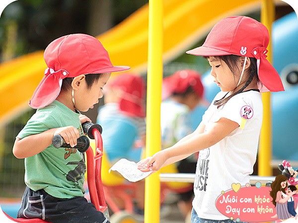 Sự vui tươi thể hiện ở khả năng hòa đồng, giao tiếp, cởi mở và nhạy cảm của trẻ.