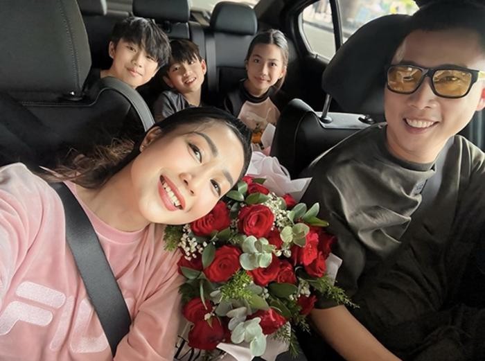 Gia đình nữ nghệ sĩ có 3 con ngoan ngoãn. 