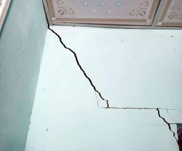 Nhà người dân ở huyện Sơn Tây, tỉnh Quảng Ngãi xuất hiện vết nứt nghi do động đất. Ảnh: TỬ TRỰC