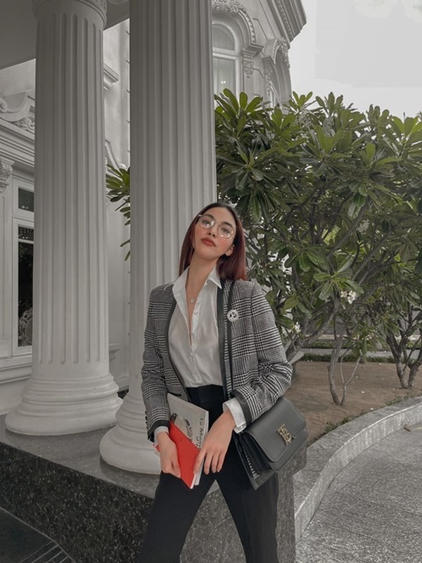 Không ít lần Lan Khuê chia sẻ hình ảnh của mình ở biệt thự.