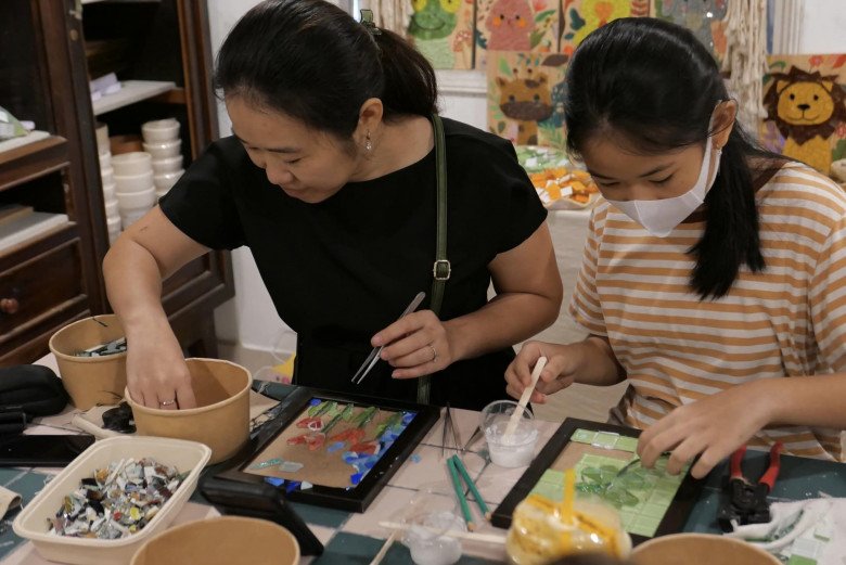 Bằng sự khéo léo của chính mình, bạn sẽ tự tay làm một món đồ thủ công như tranh, đồ gốm hay nước hoa. Tác phẩm khi hoàn thành có thể mang về hoặc đem tặng bạn bè, người thân. 