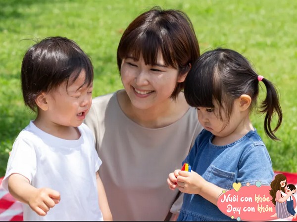 Bố mẹ nên hướng dẫn trẻ cách tôn trọng, lắng nghe và quan tâm đến người khác.