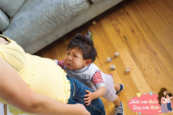 Khóc và tức giận khi không đạt được điều mình mong muốn.