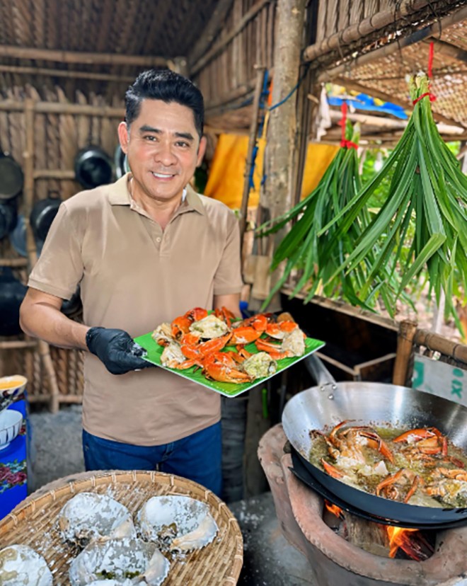 Nam diễn viên làm các clip về ẩm thực đăng trên trang cá nhân.