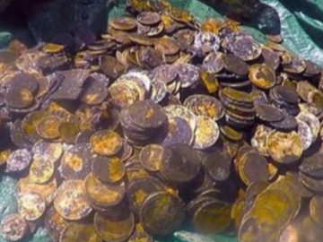 Dọn rác, nhóm thợ lặn phát hiện ra kho báu khổng lồ toàn vàng