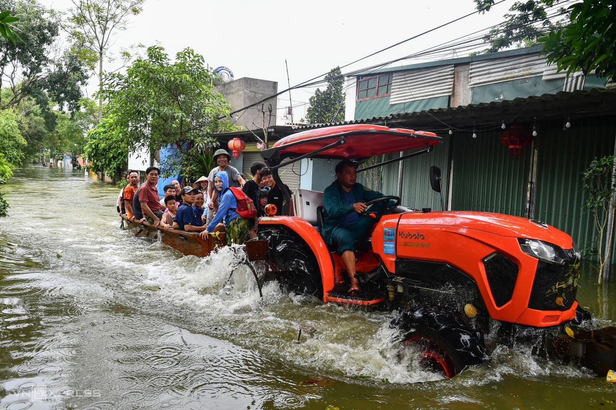 Con đường chính dẫn vào thôn Nam Hài, xã Nam Phương Tiến ngập hơn một mét. Hàng ngày, chính quyền huy động xe chuyên dụng để chở người dân ra ngoài đi làm, đi chợ.