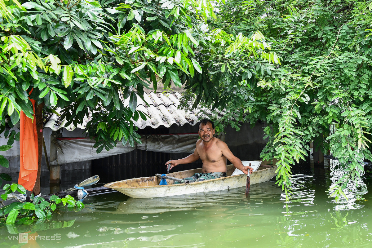 Anh Văn Phượng thôn Nam Hài, xã Nam Phương Tiến đang đi gạt rác xung quanh nhà mình. Nhà trước thì ngập tới nóc, nhà sau thì ngấp hết tầng 1, cả nhà dọn hết lên tầng 2 để ở. Điện, nước đều bị cắt, muốn tắm rửa với vệ sinh là cả nhà phải đi nhờ nhà hàng xóm. Mong sao trời không mưa nữa để gia đình quay lại cuộc sống bình thường, anh Phượng nói.