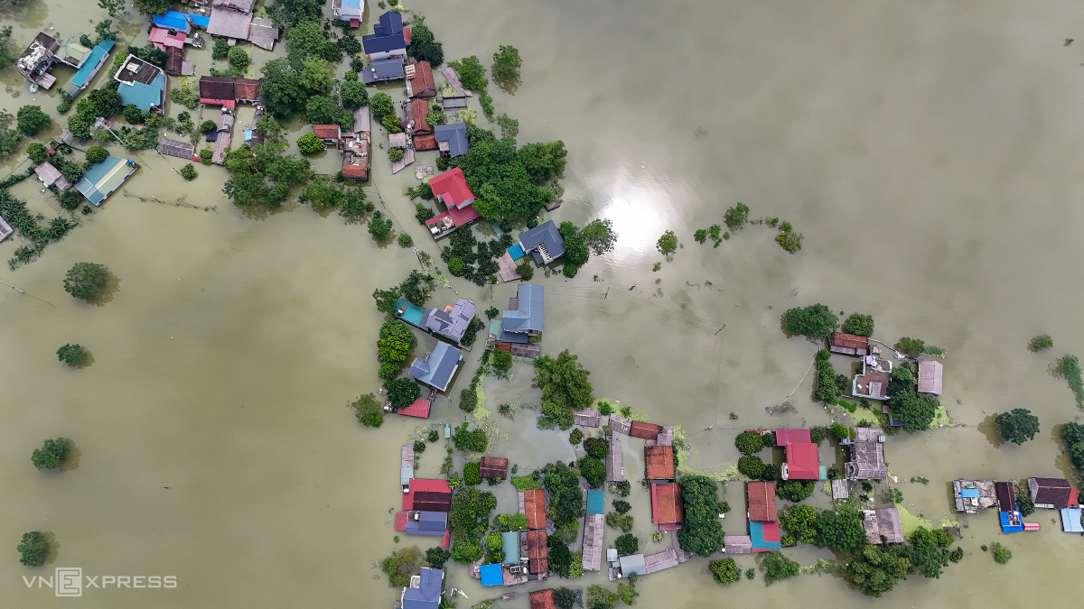 Từ ngày 24/7, một số khu vực của huyện Chương Mỹ bắt đầu bị nước sông Bùi tràn vào. Một ngày sau, 11 xã, thị trấn của huyện bị ngập. Trong ảnh, thôn Nhân Lý, xã Nam Phương Tiến, bị nước bủa vây, có vị trí giữa làng sâu hơn 2 m.