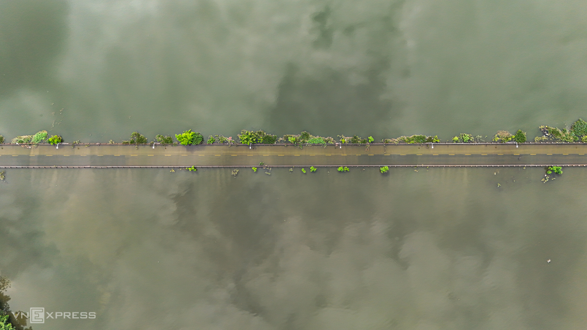 Tỉnh lộ 421B nối huyện Chương Mỹ với Quốc Oai có đoạn ngập hơn một mét, chính quyền lập biển thông báo và chốt chặn ở hai đầu cầu để hướng dẫn phương tiện. Theo thống kê đến ngày 28/7, Chương Mỹ ghi nhận hơn 1.600 ha lúa, hoa màu, cây ăn quả bị ngập, hơn 1.100 ha thủy sản bị cuốn trôi. Gần 1.900 gia súc, hơn 180.000 gia cầm bị ảnh hưởng.