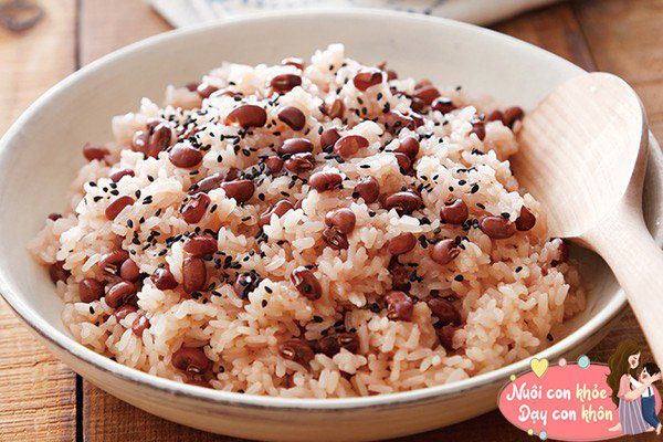 Mẹ nên bổ sung vào thực đơn của trẻ các loại đậu như đậu nành, đậu lăng, đậu phụ, đậu phụ khô…, nhóm thực phẩm này còn rất giàu axit béo không bão hòa và vitamin B1, vitamin B2, axit folic….