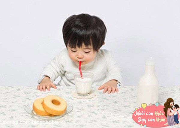 Sữa và các chế phẩm từ sữa như phô mai, sữa chua là những thực phẩm bổ sung canxi hiệu quả nhất, giúp trẻ tăng chiều cao tốt.