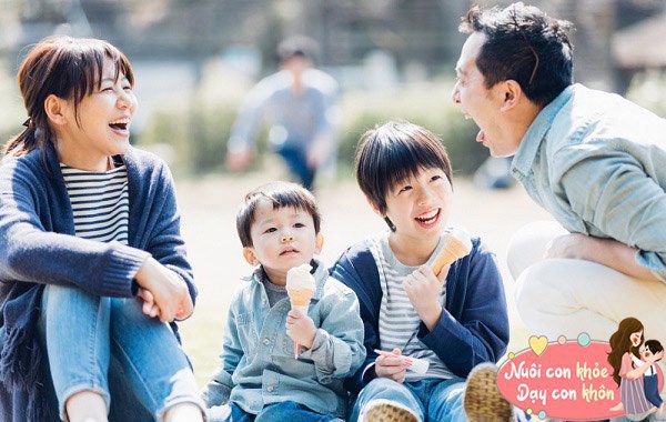 Để trẻ cao lớn, chỉ phụ thuộc vào chế độ dinh dưỡng thôi là chưa đủ, cha mẹ cũng nên chú ý tạo môi trường gia đình hòa thuận, hạnh phúc.