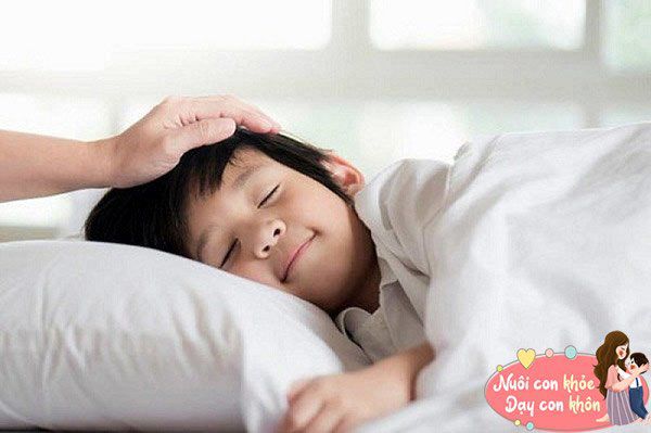 Cha mẹ nên giúp trẻ hình thành thói quen ngủ trước 10 giờ tối, vì trong khoảng từ 10 giờ đến 3 giờ sáng là thời điểm cơ thể tiết ra hormone tăng trưởng nhiều nhất.