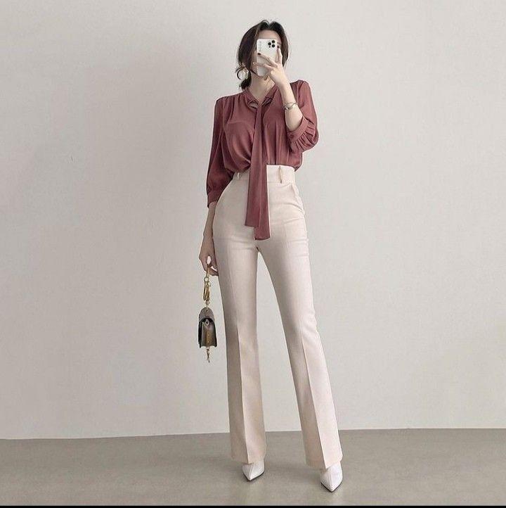 Outfit công sở như các chị đẹp trong phim Hàn Quốc chính là quần tây trắng, áo blouse cột dây và giày cao gót. Trang phục mang đến nét trưởng thành và chỉn chu, cho chị em một ngày làm việc hiệu quả. 