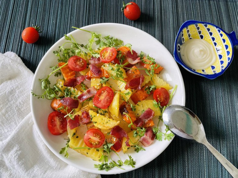 Salad thịt xông khói, khoai tây, cà rốt, cà chua bi, rau mùi, sốt mayonnaise.