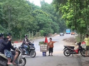 Tin tức - Tấm biển "lạ" giữa làn nước ngập ở đại lộ Thăng Long của 3 chú cháu: Đứng suốt 5 tiếng không thấy mỏi chân