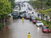 Tin tức - Đường Hà Nội thành "sông" sau 30 phút mưa lớn, giao thông tê liệt