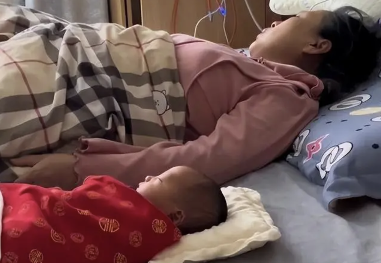 Bà mẹ 53 tuổi cùng con trai mới chào đời.