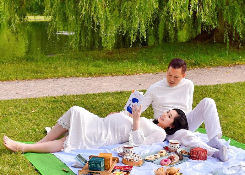 Shark Hưng khoe ảnh hạnh phúc bên vợ bầu.