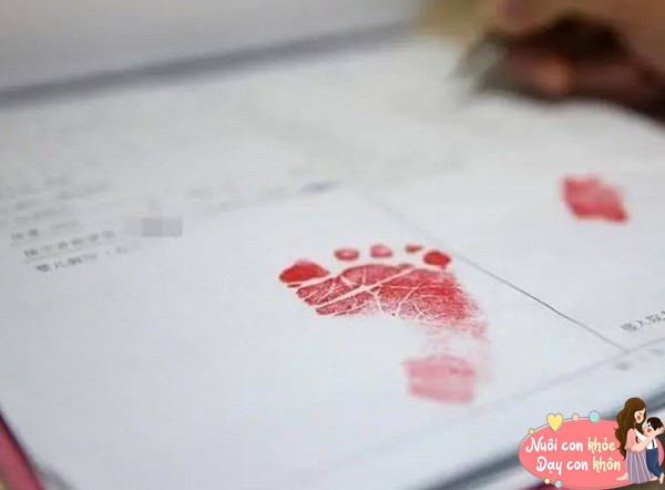 Ngay sau khi bé chào đời, dấu chân thường được thu thập tại bệnh viện.