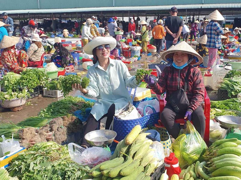 Người nông dân chỉ mang đủ hàng để bán cho một buổi chợ, nếu dư sẽ cân lại cho các sạp sỉ trong nhà lồng chứ không để hàng lại hôm sau, chính vì thế mọi thứ đều tươi ngon.
