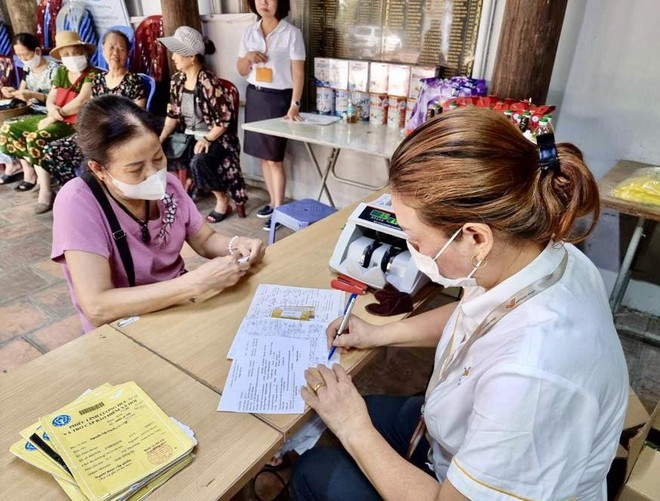 Thực hiện chi trả lương hưu cho người dân