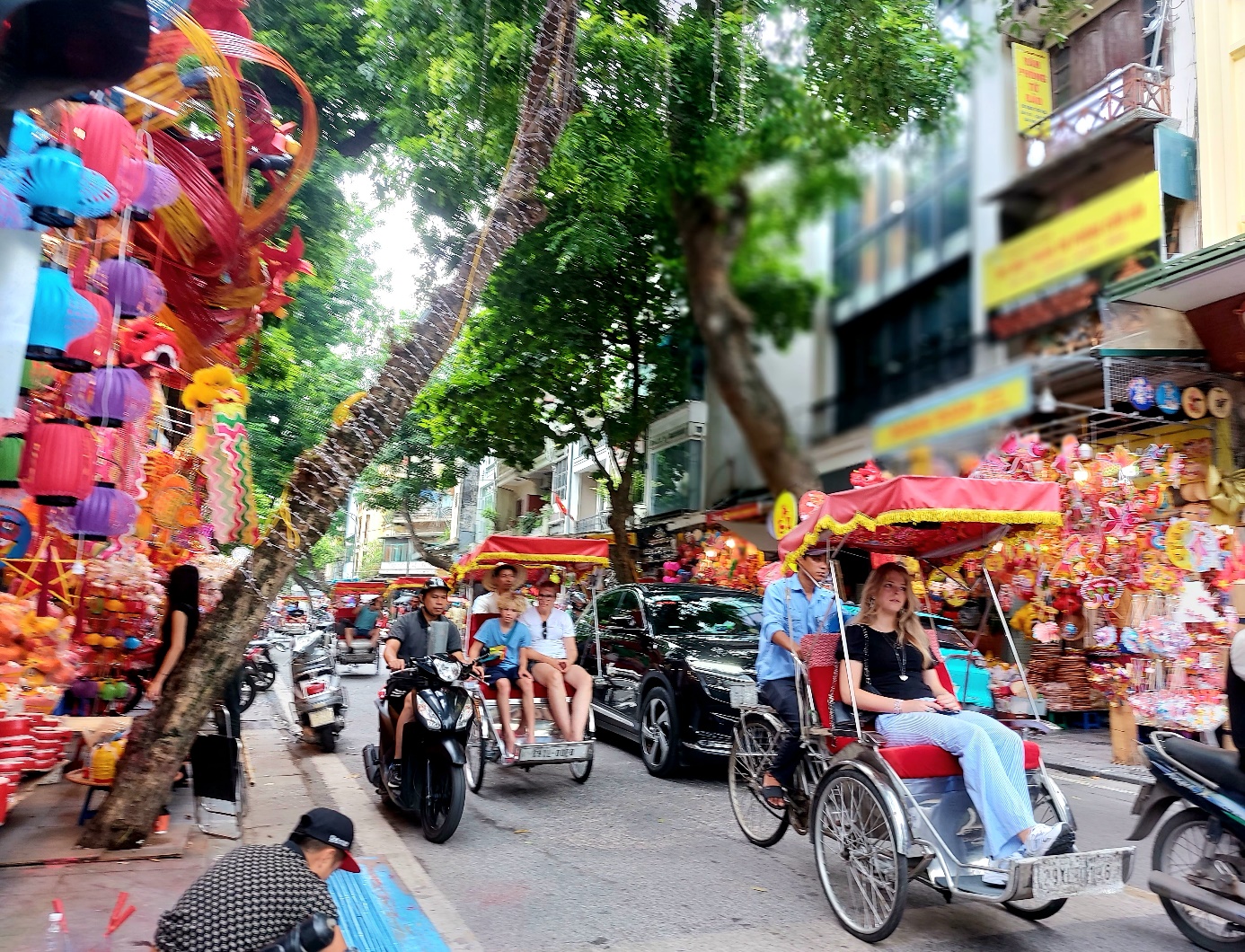 Phố “chớm Trung thu” đã thu hút du khách.