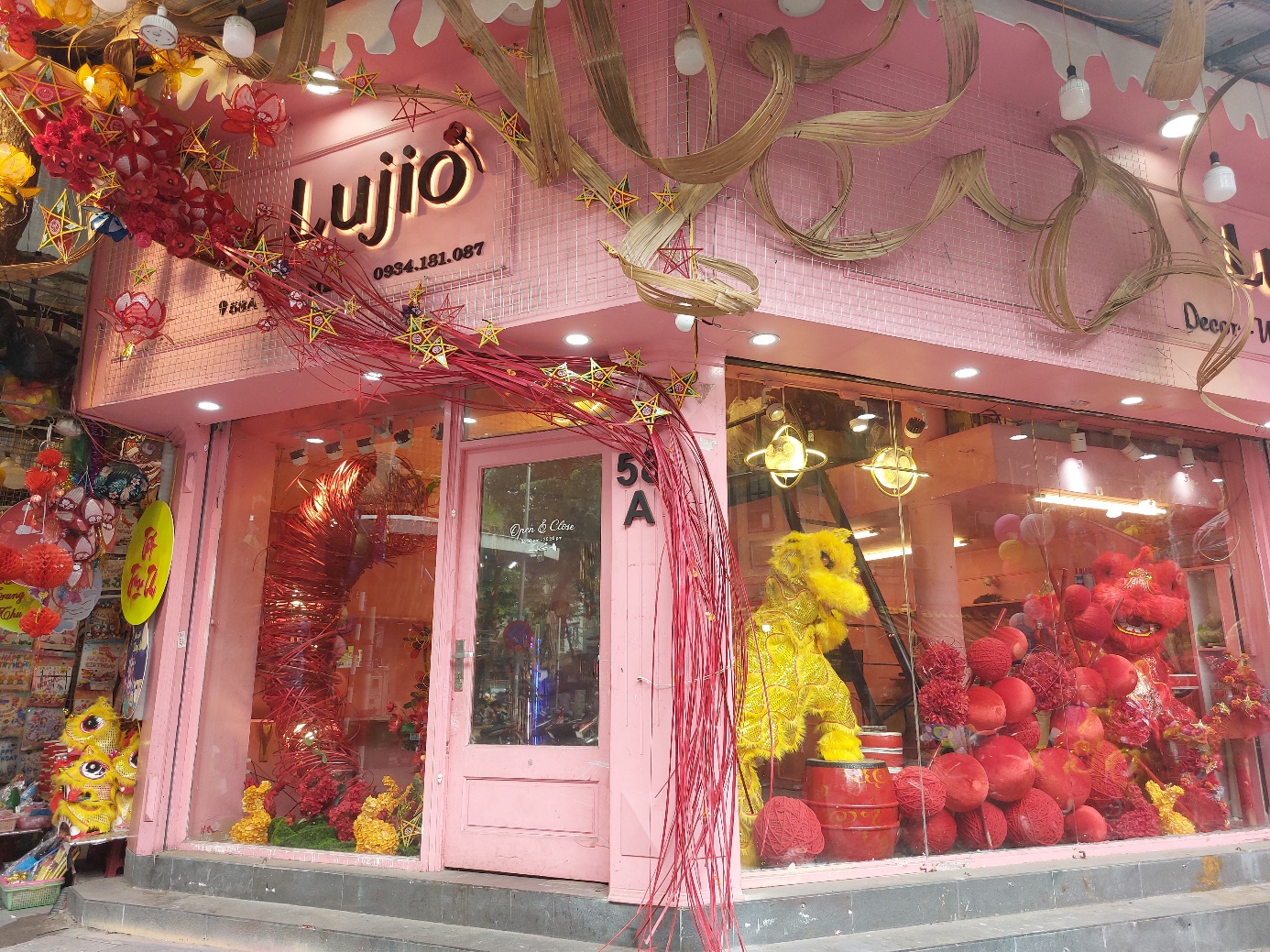 Tiếp theo là tiệm ở số nhà 58A. Tiệm này vào mùa Valentine hoặc Giáng Sinh thì giữ vị trí số 1 về độ ngọt ngào.