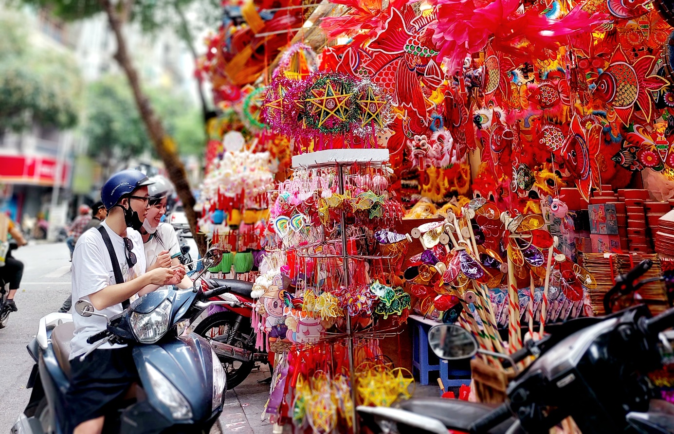 Ai đi qua cũng dừng lại mua một món đồ xinh xinh.