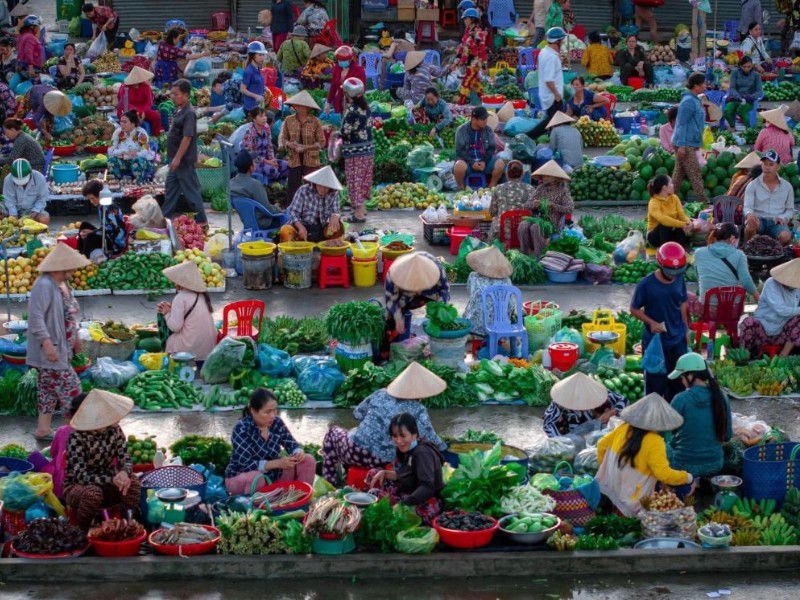 Người bán thường ngồi xổm hoặc kê ghế nhỏ, bày biện hàng hóa trong khoảng hai đến bốn mét vuông quanh mình. Do đó, nơi này còn được gọi bằng cái tên dân dã là chợ “chồm hổm”. 
