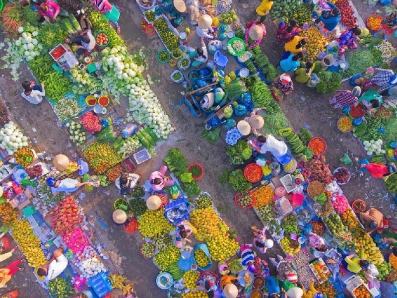 Những người bán hàng trong chợ đa phần là nông dân chính hiệu. Họ tự trồng rau củ, tự đánh bắt những sản vật đồng quê rồi mang ra chợ bán, vì thế, giá cả rẻ hơn nhiều so với những nơi khác.
