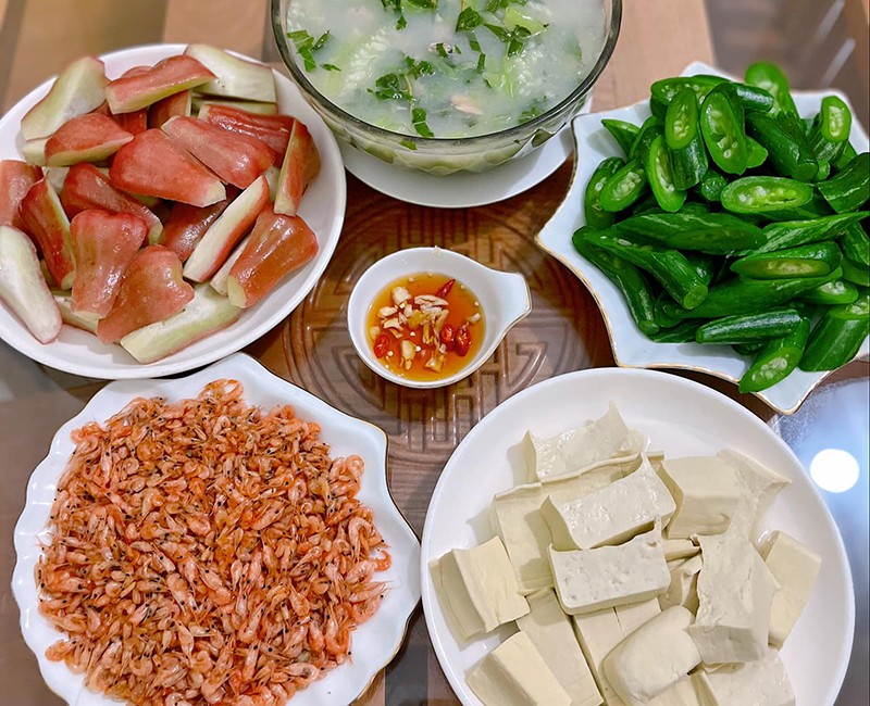 Tép tang, canh bầu nấu ngao, lặc lè luộc, đậu luộc.
