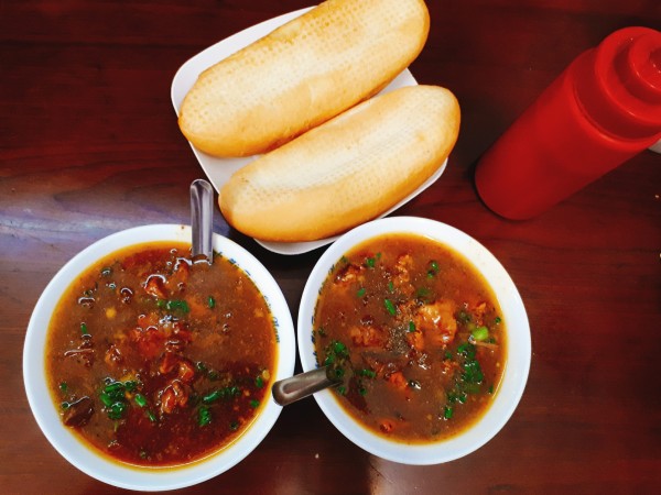 Nhiều người cho trẻ ăn sáng rất đắt tiền nhưng lại không đầy đủ các nhóm chất cơ bản. Ảnh minh họa. 