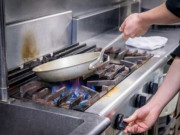Sức khỏe - Người phụ nữ không hút thuốc nhưng bị ung thư phổi, bác sĩ tiết lộ thói quen nấu nướng sai lầm