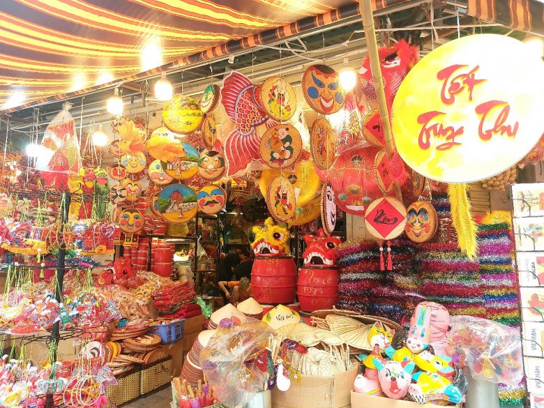Nơi đây chuyên bán sản phẩm mới – đẹp – đa dạng nhất về đồ trang trí mùa vụ. Có bán buôn và bán lẻ nên rất tấp tập.