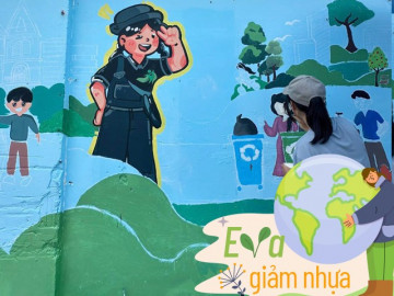 Không còn bì bõm dưới dòng kênh đen, nhóm bạn trẻ lên bờ thay áo mới cho những bức tường rêu phong ở Sài Gòn