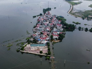 Làng xóm ngoại thành Hà Nội thành ốc đảo, người dân nấu cơm trên biển nước