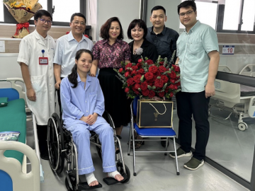 Nữ bác sĩ bị tấm kính quán cà phê đổ vào người xuất viện