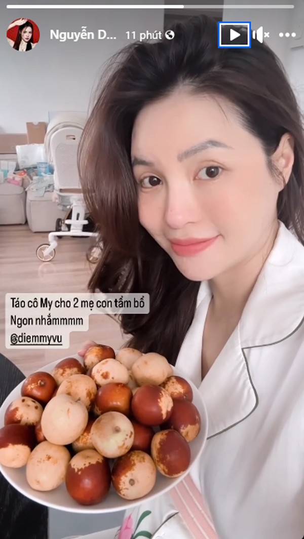 Lucie Nguyễn holding jujubes