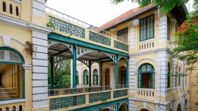 Với thiết kế mang đậm dấu ấn cổ xưa, nhìn từ xa ngôi trường mang vẻ đẹp thơ mộng.