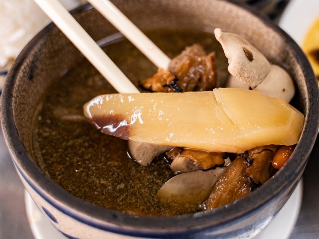 Các món hầm, tiềm ở đây được canh lửa rất kỹ nên phần thịt sẽ mềm, thấm gia vị.