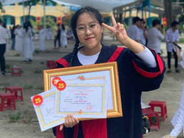 Nữ Thủ khoa ở Quảng Nam có tên vừa quen vừa lạ, ngày nào cũng học đến 2h sáng, cày đề liên tục