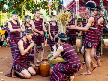 Dân tộc nào có tục “ngủ thử” 5 lần mới cưới? Tục “ngủ ngửi”, “ngủ mèo” là như thế nào?