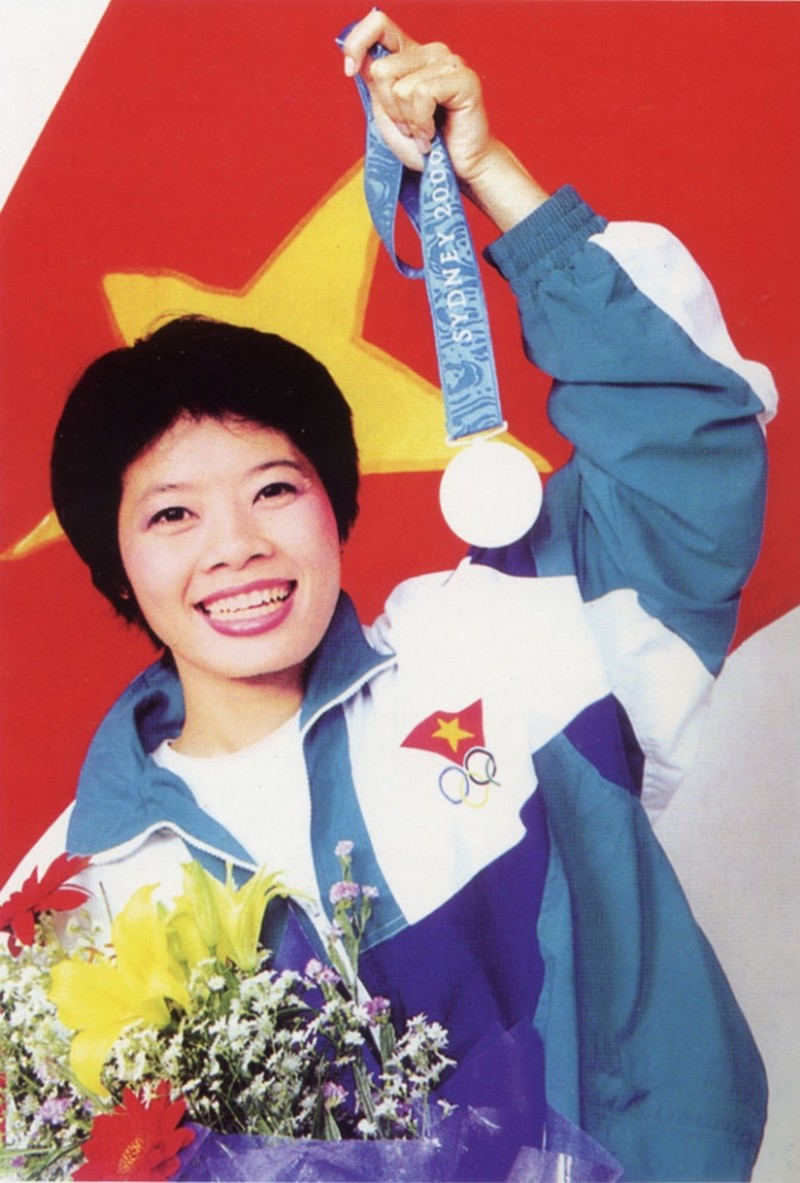 Tại Olympic Sydney 2000, nữ võ sĩ Taekwondo Trần Hiếu Ngân (SN 1974, Phú Yên) vinh dự trở thành VĐV Việt Nam đầu tiên đoạt huy chương Olympic. Đó là tấm HCB hạng cân 57kg nữ.  
