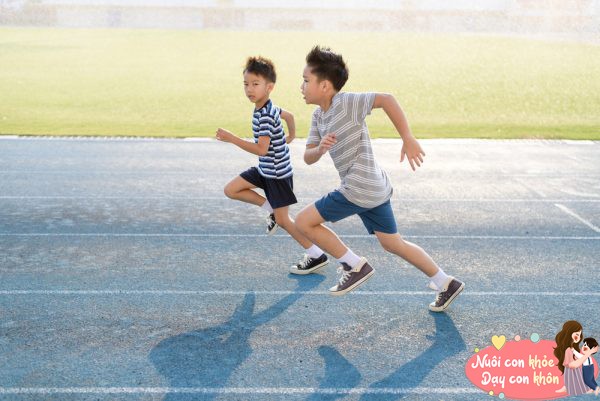 Vận động ngoài trời giúp trẻ hấp thụ Vitamin D3 tốt hơn.