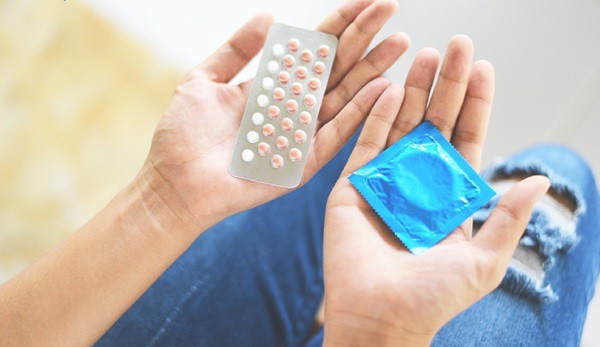 Trường hợp quên uống thuốc tránh thai hàng ngày quá 12 giờ thì cần dùng bao cao su khi quan hệ. Ảnh minh họa. 